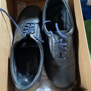 Walking 8 Navy leather Cradles Shows